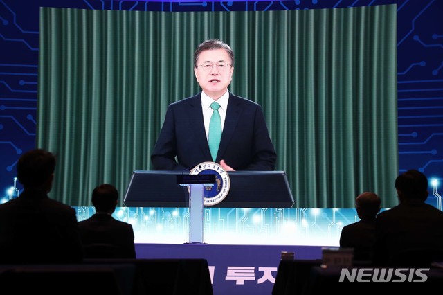 ▲ 문재인 대통령이 4일 광주광역시 서구 김대중컨벤션센터에서 열린 '광주 인공지능 데이터센터 투자협약 및 착수식'에 영상축사를 전하고 있다. ⓒ뉴시스