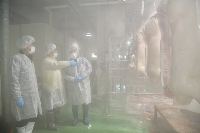 ▲ 박상돈 천안시장이 4일 직산읍 사조산업 육가공 현장 상황을 점검하고 있다.ⓒ천안시