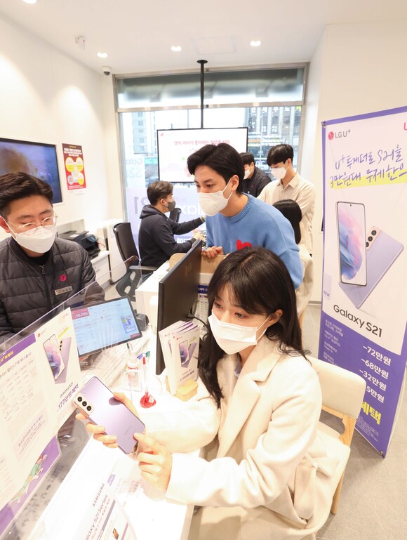 ▲ 고객이 LG유플러스 매장에서 갤럭시 S21 개통을 진행하고 있는 모습.ⓒLG유플러스