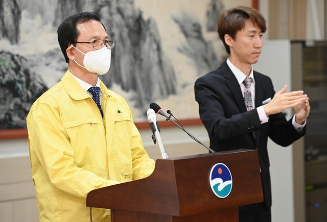 ▲ 음성 축산물공판장 집단감염과 관련해 브리핑하는 조병옥 음성군수.ⓒ음성군