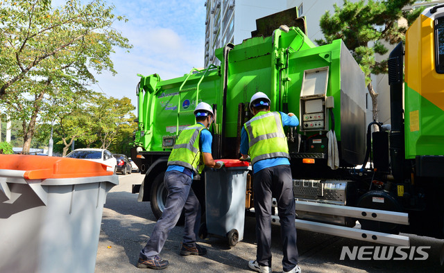 ▲ 아파트 단지에서 환경미화원들이 음식물쓰레기를 수거차량에 싣고 있다. ⓒ뉴시스