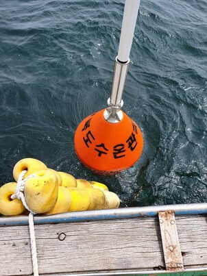 ▲ 경상북도 환동해지역본부 어업기술센터(소장 권기수)는 전국 최초로 수충별 수온을 앱(APP)을 통해 24시간 실시간으로 볼 수 있는 수온측정 장비 및 시스템을 구축했다.ⓒ경북도