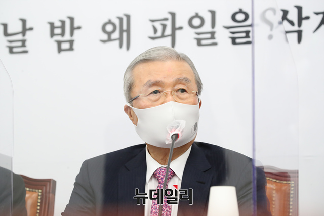 ▲ 김종인(사진) 국민의힘 비상대책위원장이 5일 국회 긴급기자회견에서 김명수 대법원장을 향해 