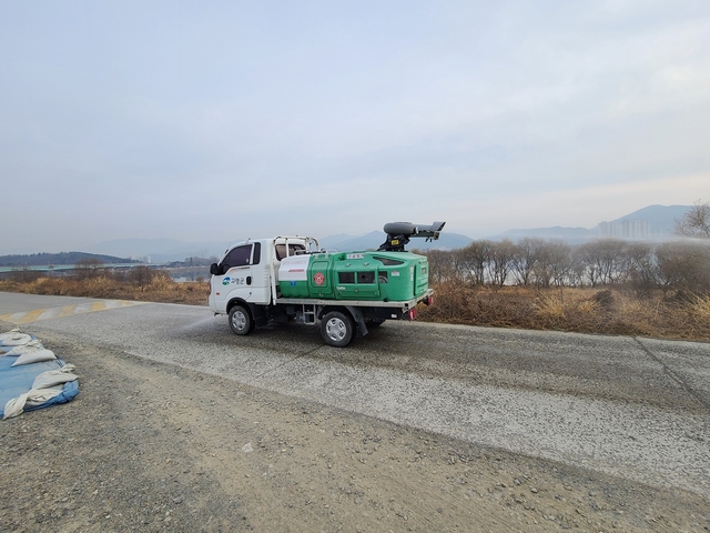 ▲ 고령군(군수 곽용환)은 귀성객들이 대거 이동하는 설을 맞아 고병원성조류인플루엔자(AI), 아프리카돼지열병(ASF), 구제역 등 가축전염병 예방을 위한 차단방역에 총력을 기울인다.ⓒ고령군