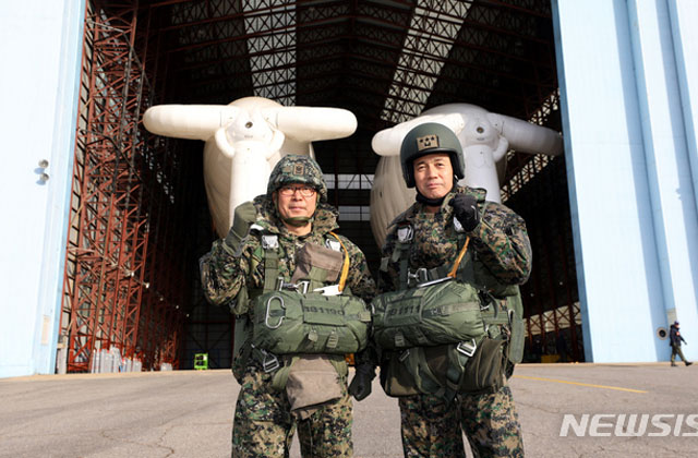 ▲ 지난해 1월 김정우 특수전사령부 주임원사(왼쪽)와 김정수 특전사령관(오른쪽)이 저공낙하훈련에 앞서 포즈를 취했다. 일반적인 주임원사는 지휘관의 참모 역할을 맡는다. ⓒ뉴시스. 무단전재 및 재배포 금지.