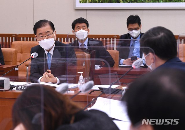 ▲ 정의용(왼쪽) 외교부 장관 후보자가 5일 오전 서울 여의도 국회 외교통일위원회에서 열린  인사청문회에서 질의에 답변하고 있다. (공동취재사진) ⓒ뉴시스