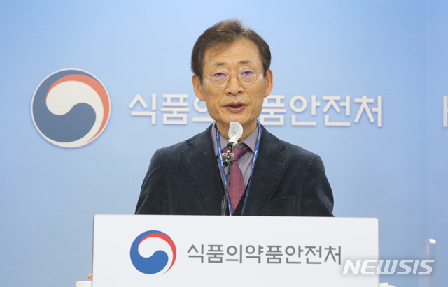 ▲ 오일환 중앙약사심의위원회위원장이 5일 오전 충북 청주 식약처에서 중앙약사심의위원회 자문회의 결과를 발표하고 있다. ⓒ뉴시스