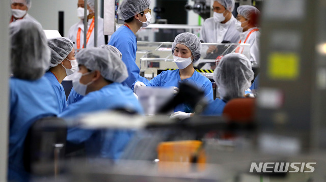 ▲ 아스트라제네카 백신을 위탁생산하는 SK바이오사이언스 공장 직원들이 백신 포장 작업을 하고 있다. ⓒ뉴시스