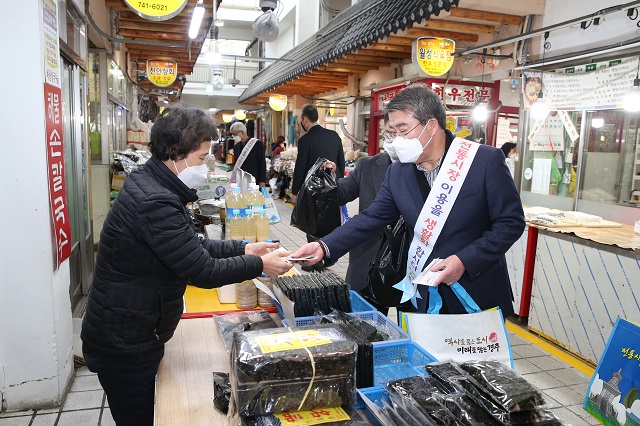 ▲ 경주시의회(서호대 의장) 전체의원과 의회사무국 전 직원들은 5일, 지역 전통시장인 중앙시장을 찾아 설맞이 전통시장 장보기를 실시했다.ⓒ경주시의회