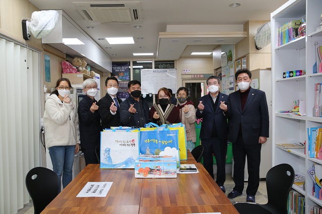 ▲ 경주시의회(서호대 의장)는 장보기로 구입한 물품들은 사회시설을 방문해 전달했다.ⓒ경주시의회