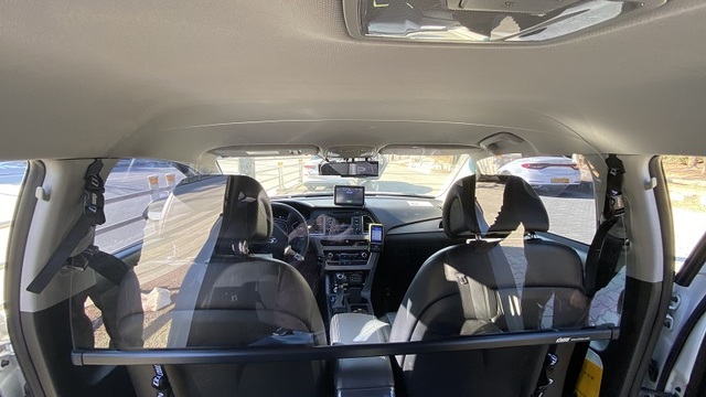 ▲ 충북 제천시가 택시 실내에 설치한 비말차단기.ⓒ제천시