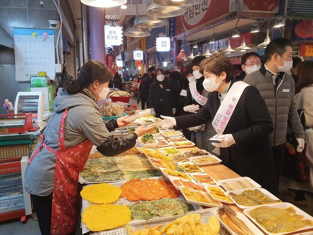 ▲ 대구시교육청(교육감 강은희)은 코로나19로 인해 어려운 지역상인들에게 힘을 보태기 위해 지난 5일 오후 3시 30분 달서구 감삼동에 위치한 서남신시장에서 ‘설맞이 전통시장 장보기 행사’를 펼쳤다.ⓒ대구시교육청