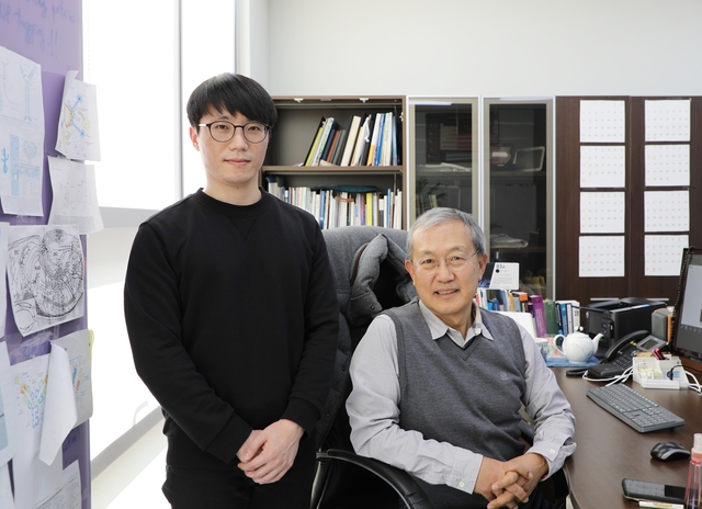 ▲ 문대원 석좌교수(오른쪽)와 임희진박사 연구팀이 살아있는 세포막의 분자 조성을 초고진공(ultra-high vacuum) 환경에서 왜곡 없이 시각화하는 질량분석 바이오 이미징 기술을 최초 개발했다.ⓒDGIST