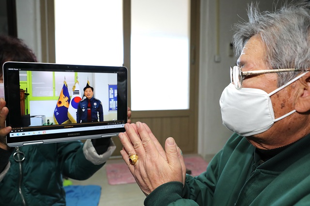 ▲ 의성경찰서 경찰관과 어르신이 영상통화를 하고 있다.ⓒ의성군
