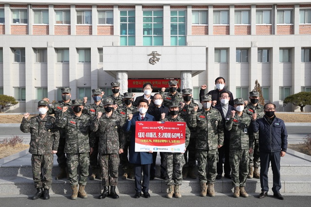 ▲ 이강덕 포항시장은 설 명절 앞두고 해병대 제1사단을 방문해 위문품을 전달하며 감사의 마음을 전했다.ⓒ포항시