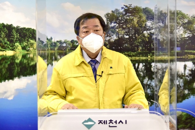▲ 8일 온라인 브리핑을 하는 이상천 제천시장.ⓒ제천시