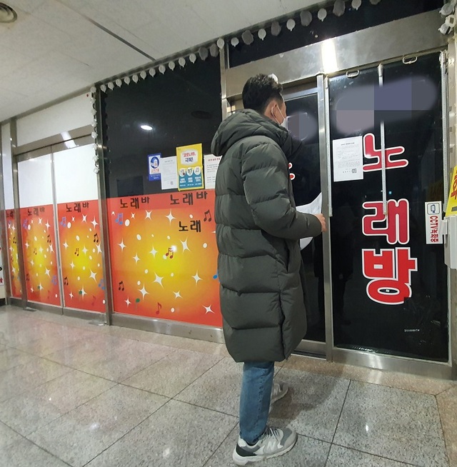 ▲ 충북 청주시 공무원이 영업제한 시간과 관련해 야간 단속 활동을 하고 있다.ⓒ청주시