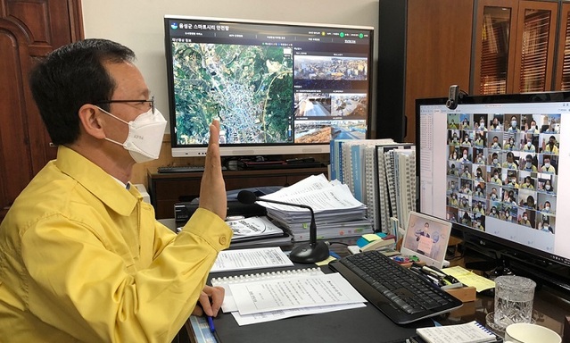 ▲ 조병옥 음성군수가 8일 반부패·청렴 온라인 결의대회에서 손을 들어 부패 방지 등을 서약하고 있다.ⓒ음성군