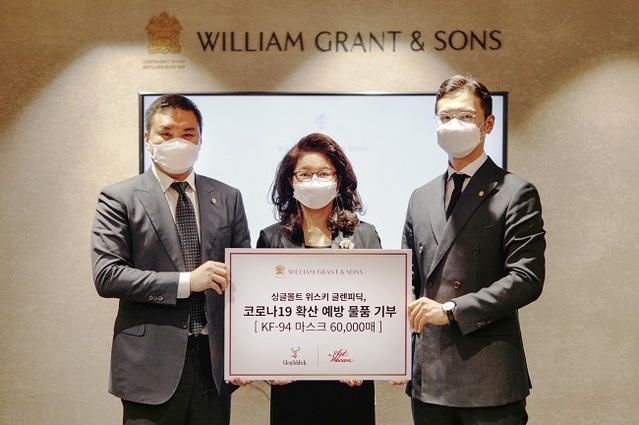 ▲ 윌리엄그랜트선즈 코리아 김종우 마케팅 이사(왼쪽)와 배대원 글렌피딕 브랜드 앰버서더(오른쪽)이 아트위캔 왕소영 대표(가운데)와 마스크 기부식 기념촬영을 하고 있다.ⓒ윌리엄그랜트선즈 코리아
