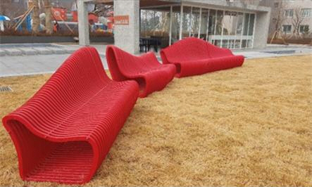 ▲ 힐스테이트 리이크 송도2차에 설치된 3D프린팅 비정형벤치. ⓒ 현대건설