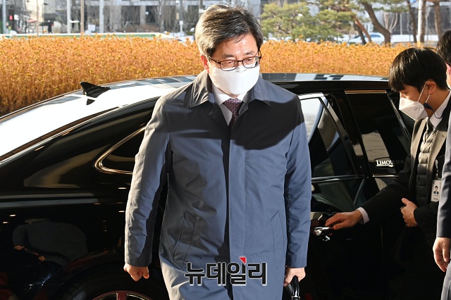 ▲ 김명수 대법원장이 5일 오전 서울 서초구 대법원으로 출근하고 있다. ⓒ권창회 기자