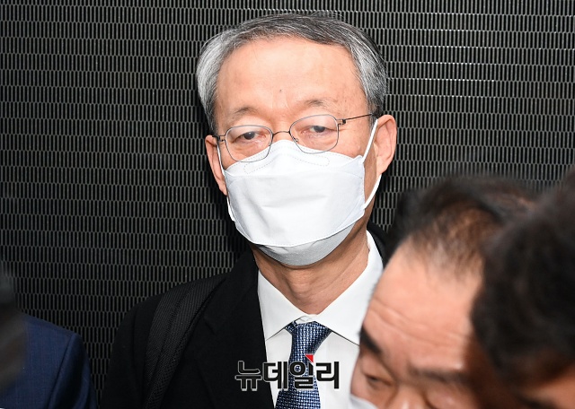 ▲ 백운규 전 산업부 장관이 8일 오후 대전 서구 대전지방법원에서 열린 영장실질심사에 출석하고 있다. ⓒ권창회 기자