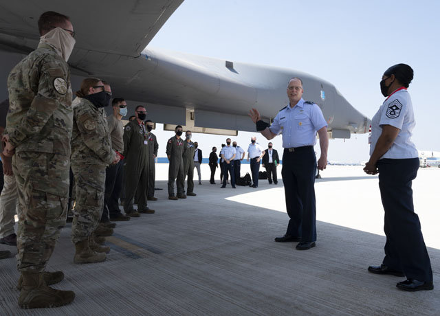 ▲ 인도 벵갈루루 국제공항에 내린 미 공군 B-1B 폭격기 앞에서 마크 웨더링턴 소장이 소감을 밝히고 있다. ⓒ미군 인도태평양 사령부 공개사진.