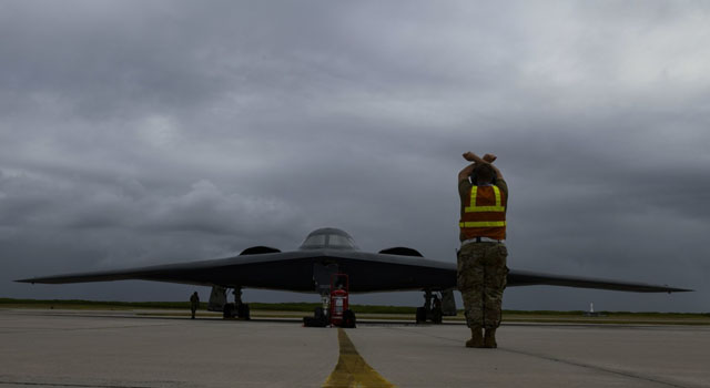 ▲ 지난해 8월 인도양 디에고 가르시아 미공군 기지에 B-2 스텔스 폭격기가 착륙하는 모습. ⓒ미공군 공개사진.