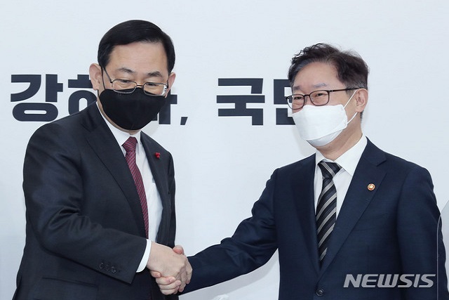 ▲ 주호영(왼쪽) 국민의힘 원내대표가 8일 오전 서울 여의도 국회를 방문한 박범계 법무부 장관을 접견하고 있다.ⓒ뉴시스