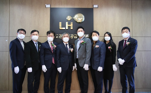 ▲ 수도권 주택공급 특별본부 개소식에 참석한 LH 관계자들이 기념촬영을 하고 있다.ⓒLH