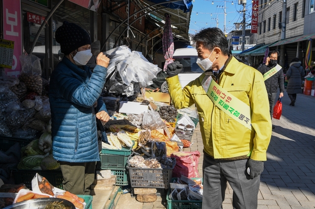 ▲ 영주시(시장 장욱현)는 8일과 9일 양일간에 걸쳐 영주시내와 풍기에서 설맞이 전통시장 장보기를 시행한다.ⓒ영주시