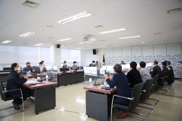 ▲ 대구경북경제자유구역청(청장 최삼룡)은 2021년 포스트코로나 시대 지구별 맞춤형 핵심전략산업 중심의 전략적 투자유치 종합계획을 수립하여 지난해 급속한 경기침체로 어려워진 지역경제 활성화를 견인해 나갈 계획이라고 밝혔다.ⓒ대경경자청