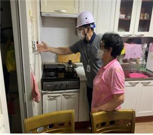 ▲ '타이머형 가스차단장치'를 설치하는 현장 모습. ⓒ서울시 제공