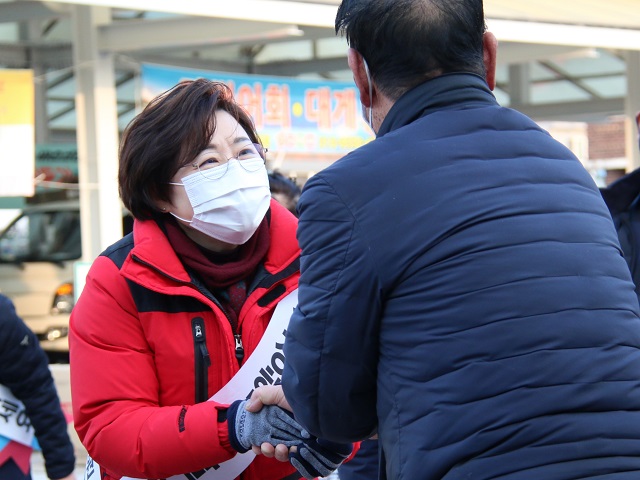 ▲ 김정재 국회의원(국민의힘·포항 북구)은 설 명절을 맞아 ‘코로나19 극복과 사회적 거리두기 활성화를 위한 전통시장 장보기 캠페인’을 펼쳤다.ⓒ김정재 의원실