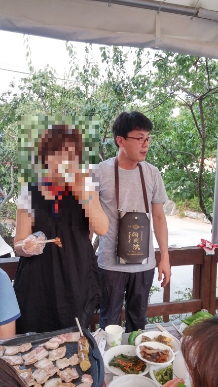 ▲ 진성준 더불어민주당 의원이 지난 2016년 7월 강서목민관학교 단합대회 행사에 참석해 술을 목에 걸고 돌아다니는 모습. 진 의원은 본지에 