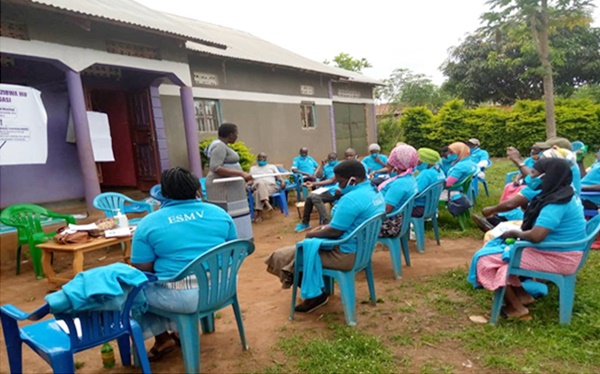 ▲ 우간다 마을 주민 대상으로 새마을금고 설립 교육을 하고 있는 모습. ⓒ새마을금고중앙회
