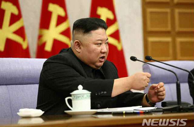 ▲ 지난 8일 노동당 중앙위원회 전원회의를 주재하는 김정은. ⓒ뉴시스. 무단전재 및 재배포 금지.