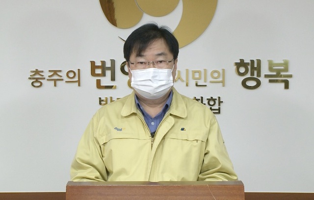 ▲ 한봉재 충주시 안전행정국장이 9일 보건소 간부의 코로나19 확진과 관련해 비대면 브리핑을 하고 있다.ⓒ충주시