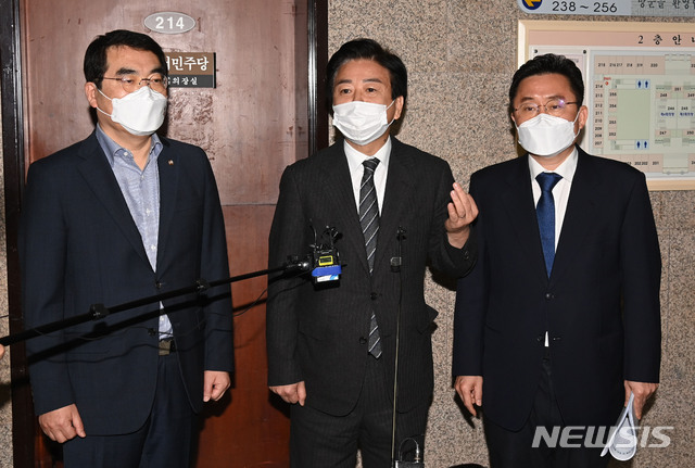 ▲ 노웅래(가운데) 더불어민주당 미디어·언론 상생TF 단장이 9일 오전 서울 여의도 국회에서 미디어·언론 상생 TF 회의 결과를 설명하고 있다. ⓒ뉴시스