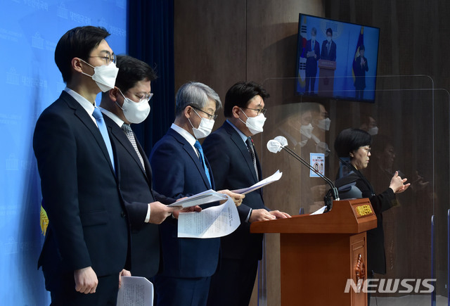 ▲ 김승원·민형배·장경태·황운하 민주당 의원은 9일 오전 국회 소통관에서 기자회견을 열고 '중대범죄수사청 설치 및 운영에 관한 법률안'(제정안)을 지난 8일 발의했다고 밝혔다. ⓒ뉴시스