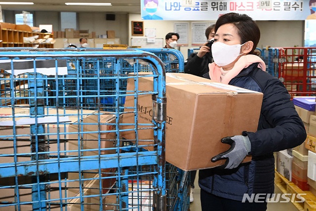 ▲ 나경원 국민의힘 서울시장 예비후보가 9일 서울 중구 중앙우체국을 방문해 설날 배송 업무로 바쁜 집배원들과 함께 택배분류 작업을 하고 있다.ⓒ뉴시스
