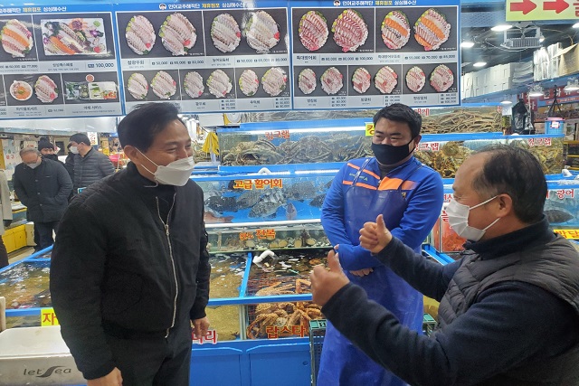 ▲ 오세훈 국민의힘 서울시장 예비후보가 9일 서울 송파구 가락도매시장을 방문해 상인들과 대화하고 있다.ⓒ오세훈 예비후보 선거캠프 제공