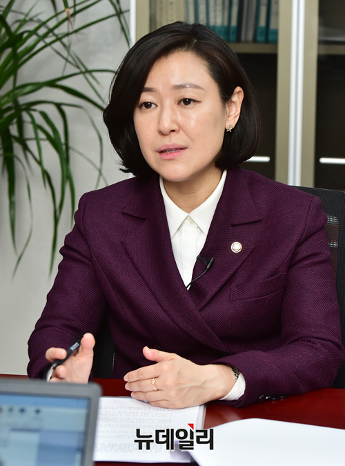 ▲ 황보승희 국민의힘 의원이 조국 전 법무부 장관 사태 당시 광화문 광장에서 양쪽으로 나뉘어 시위하던 시민들을 바라보며 국회의원 출마를 결심했다고 고백했다. ⓒ이종현 기자