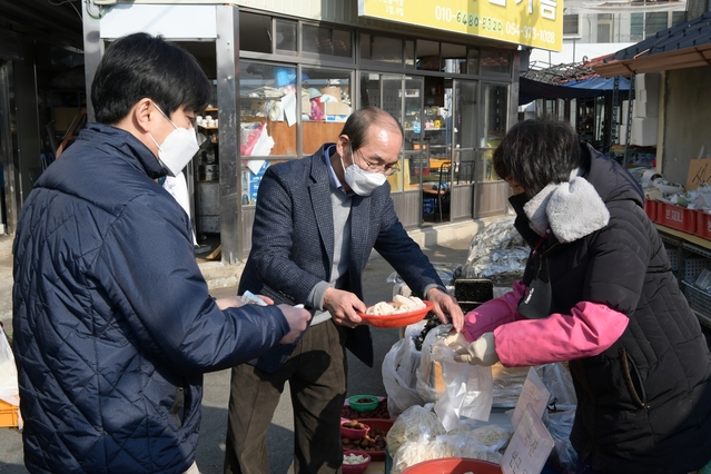 ▲ 청도군(군수 이승율)은 설 명절을 앞두고 침체된 전통시장에 활력을 불어 넣고자 국회의원, 전 공무원 및 유관기관 단체가 함께 전통시장에서 장보기 행사를 했다.ⓒ청도군