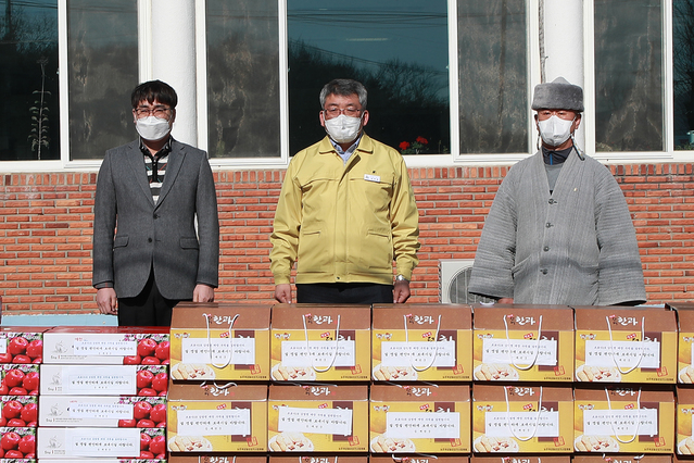 ▲ 김학동 예천군수는 9일 오후 2시부터 설을 앞두고 코로나19 장기화로 어려운 시기를 보내고 있는 지역 사회복지시설 종사자들과 이용자들이 따뜻한 명절을 보낼 수 있도록 위문 방문했다.ⓒ예천군