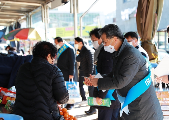 ▲ 오도창 영양군수는 설 명절을 맞아 9일 영양전통시장을 방문해 제수를 구입하고, 전통시장 상인들과 만나 지역경제 민심을 살피는 시간을 가졌다.ⓒ영양군