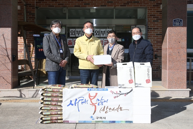 ▲ 구미시에서는 민족 최대 명절 설을 맞이하여 관내 사회복지시설 57개소에 1 900만 원 상당의 위문품을 전달하며 따뜻함과 인정이 넘쳐나는 명절 분위기를 조성했다.ⓒ구미시
