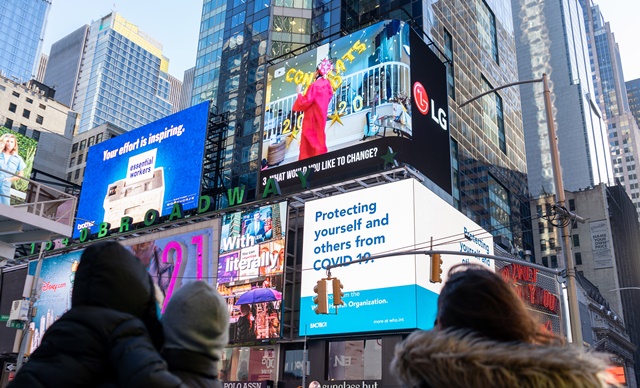 ▲ 8일(현지시간) 미국 뉴욕 타임스스퀘어의 전광판에서 영화 'Life in a day'가 상영되고 있는 모습. ⓒLG전자