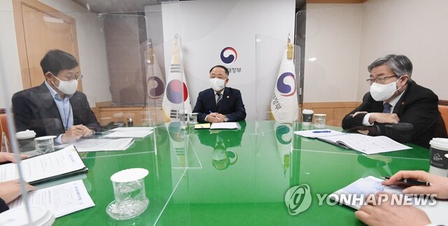 ▲ 10일 통계청이 발표한 1월 고용동향에서 실업자 수가 150만명을 넘은 가운데 홍남기 경제부총리 겸 기획재정부 장관이 서울 광화문 정부서울청사에서 관계장관회의를 열고 대책을 논의하고 있다.ⓒ연합뉴스