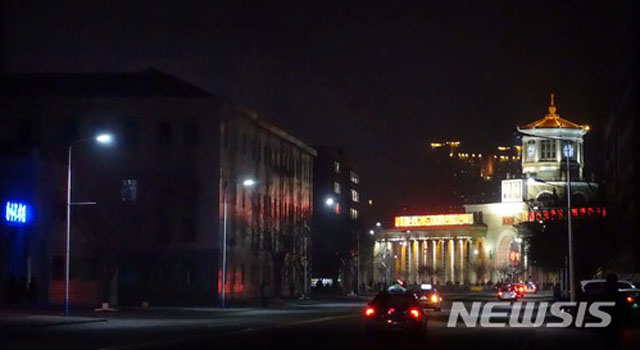 ▲ 2017년 4월 평양 시내의 야경. 우한코로나를 이유로 한 국경봉쇄 이후 더욱 어두워졌다고 한다. ⓒ뉴시스. 무단전재 및 재배포 금지.